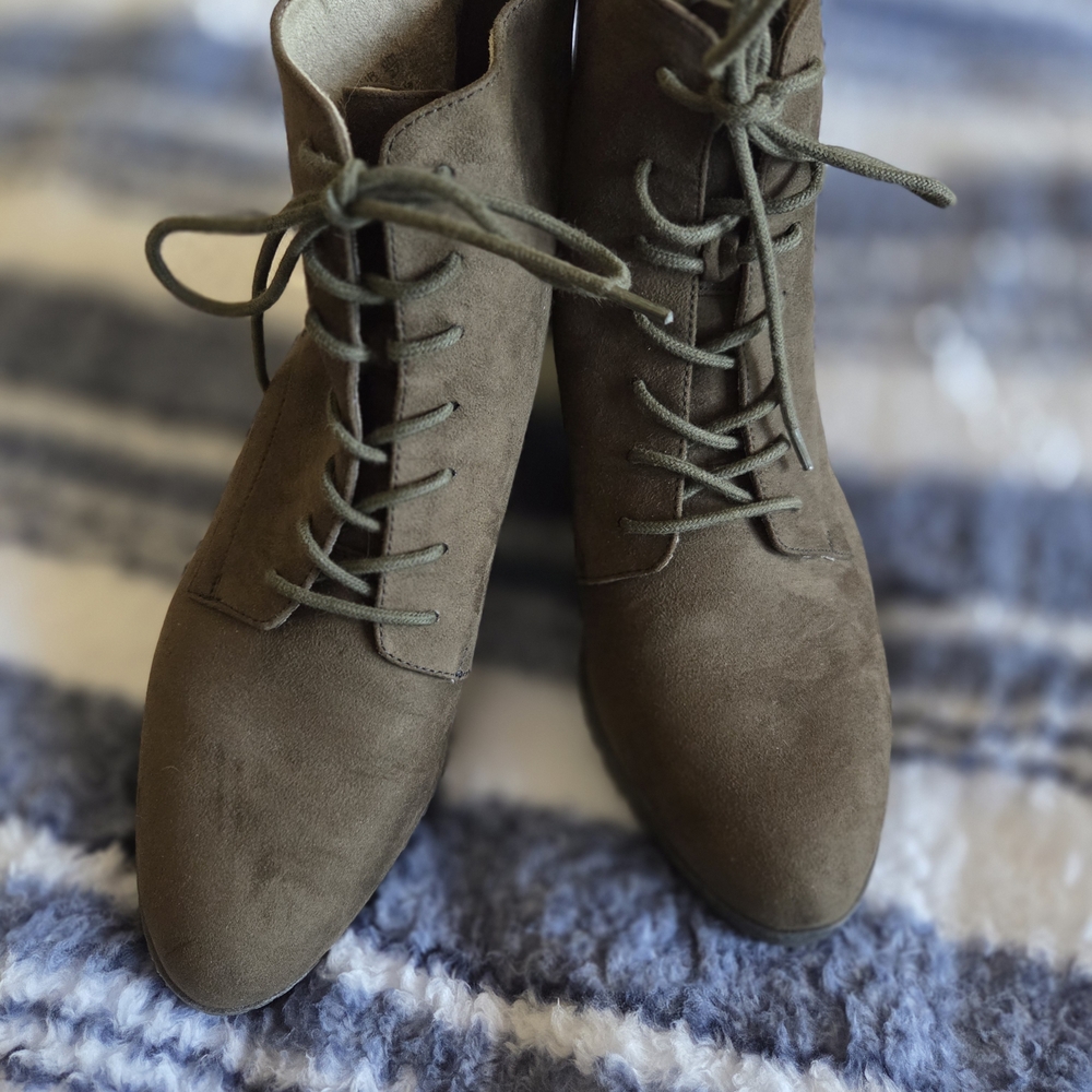 NEW w/o box...never worn! Women's Dr. Scholl's Olive Lace-Up Ankle Boots sz10